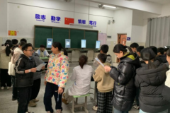 体现在讲堂教育的精准化上更体现在优质教育资源的广泛共享中