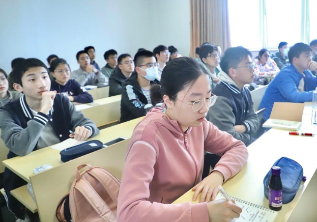 宝贵的时光用来刷题和追求高分部分学生放弃感兴趣却难度较高的课程