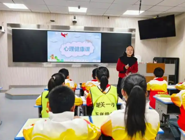 让校园充溢阳光花香让英勇的生命之花在时间的枝头开放美的希冀