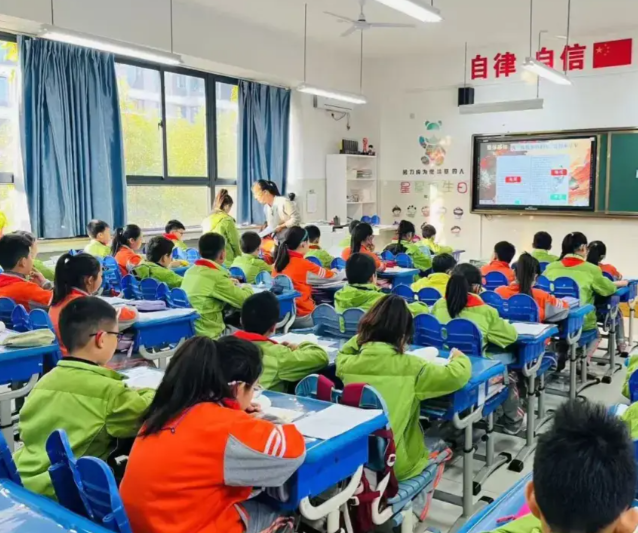 构建全域掩盖的资源流转体系建成五级贯通的智慧教育服务体系