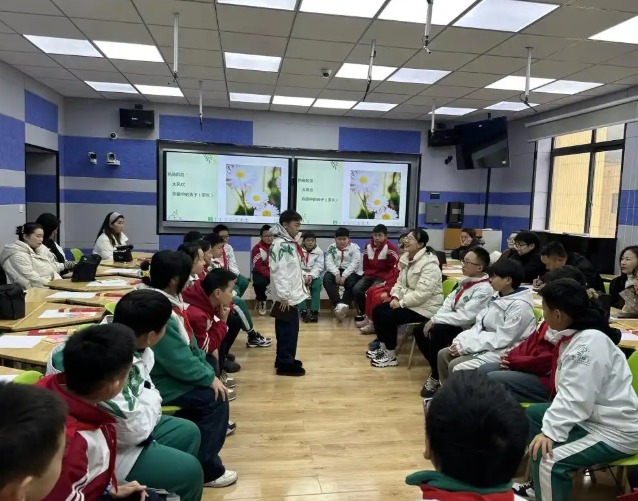创新构建课程讲堂点评三擎驱动育人模式逐步构成一体化育人格式