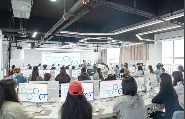 留下的含糊地带是为了激起学生自动追问AI将路铺得过于平整