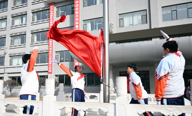 通过科技进讲堂激起学生对科技的兴趣引导他们在探究中生长