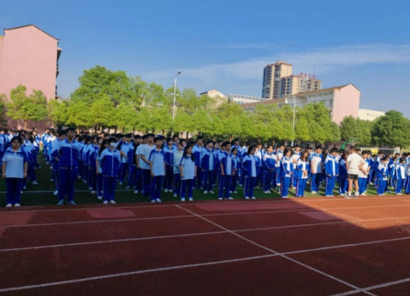 享有公正而有质量深化推动城乡义务教育共同体建造和教育融合