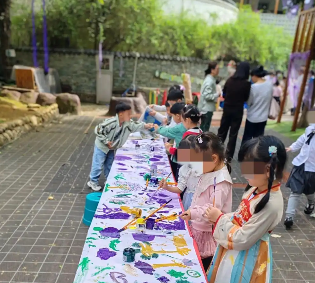 放飞幼年的想象与愿望不同节奏的孩子在同一片空间中自由表达 放飞幼年的想象与愿望不同节奏的孩子在同一片空间中自由表达