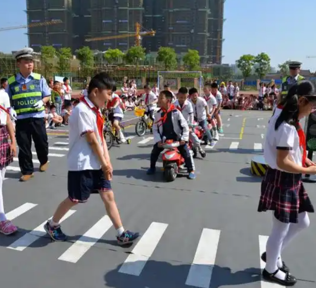护学整治针对初中生所面对的常见交通问题安全宣教入学校