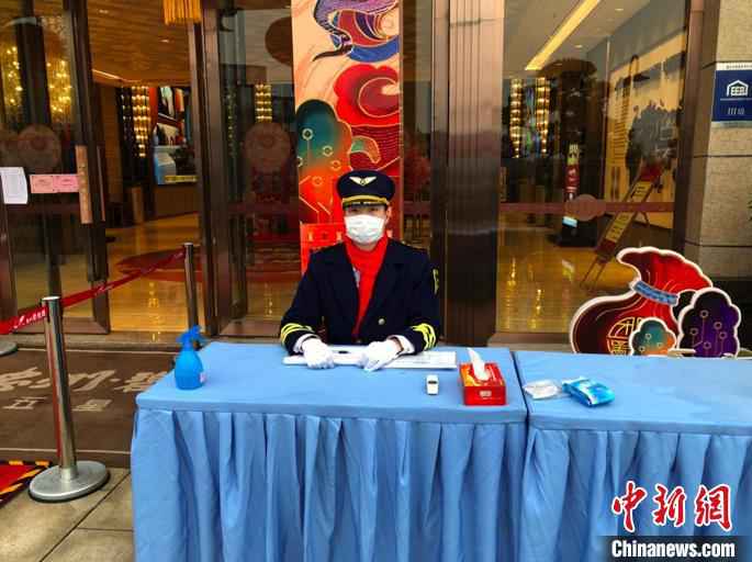 图为碧桂园项目售楼部设置专人进行测体温、消毒及信息登记工作。 重庆市住房城乡建委供图 摄 “云”售房有序复工复产 重庆多举措保障房地产市场安全运营