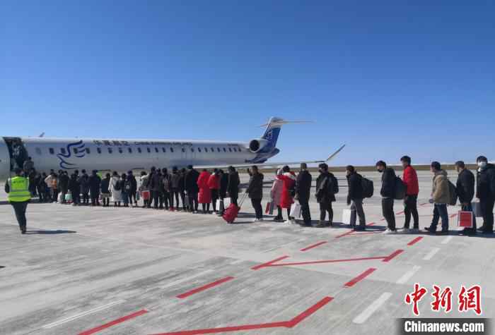 图为务工者登机。 重庆市人社局供图 摄 从“家门口”飞到“厂门口” 鲁渝两地人社部门包机送劳动力就业