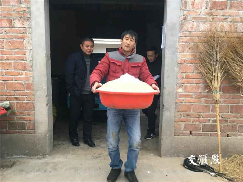 他靠养牛脱贫致富:要过好日子还靠自己干!