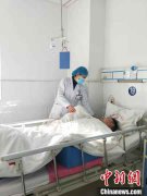 湖北“警医”夫妻的土味情话：每天一袋护嗓药