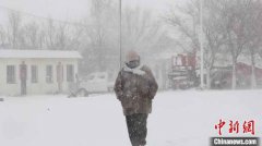 新疆北部降温降雪（图）