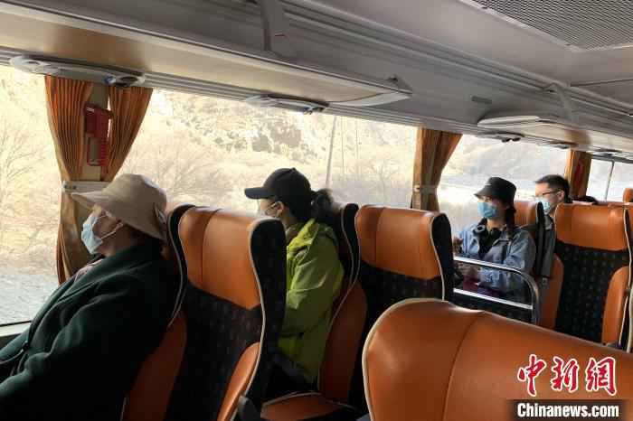 贺兰山间春风起 游客理性踏青游