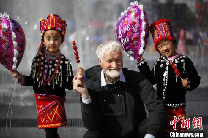  云南旅行达人与意大利“老哥”的相互鼓励：“一起加油”