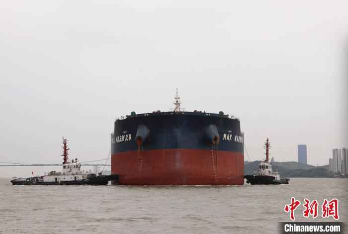 300米长巨轮全船断电失控 引航员果断处置成功脱险