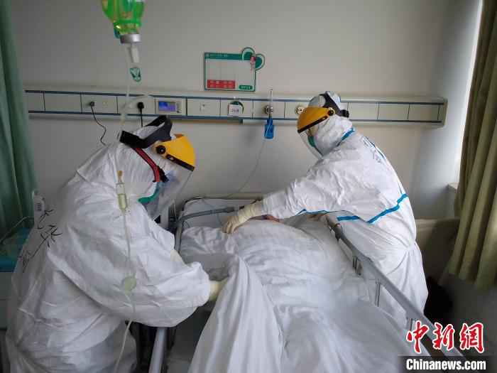 上海援助湖北护士周萍：“病人欢欢喜喜出院是对我们的最大安慰”