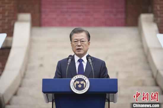 3月1日,韩国总统文在寅在“三一运动”纪念活动上发表演讲称,将加强与中日等国合作;希望与朝鲜在卫生领域进行合作,共同应对传染病等。青瓦台供图 特朗普称希望韩提供医疗设备 文在寅:若有剩余将尽可能帮助