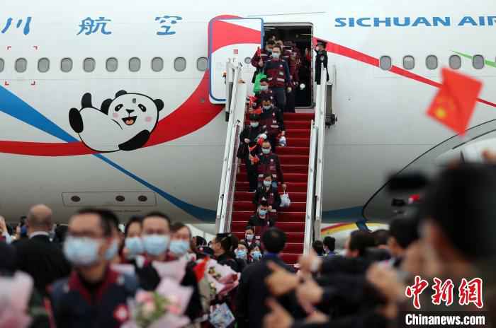  最后一批援湖北“白衣川军”归家：“一个都没有少”