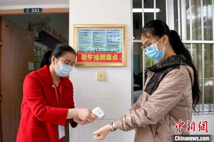  广西初三高三年级学生开学 抗疫专家给桂林学生上开学第一课